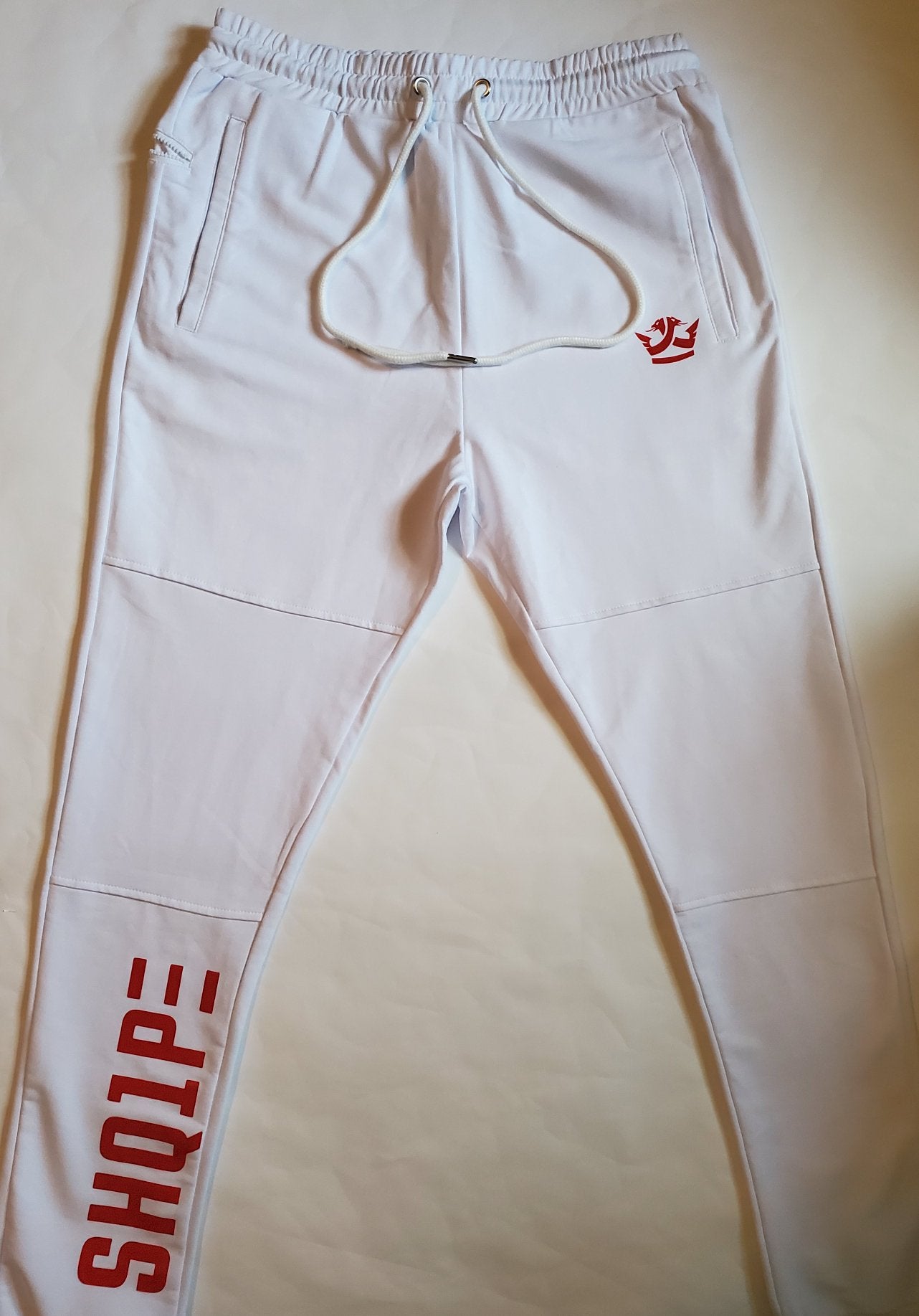 Streetwear-Trainingsanzug – Weiß (rotes Logo)