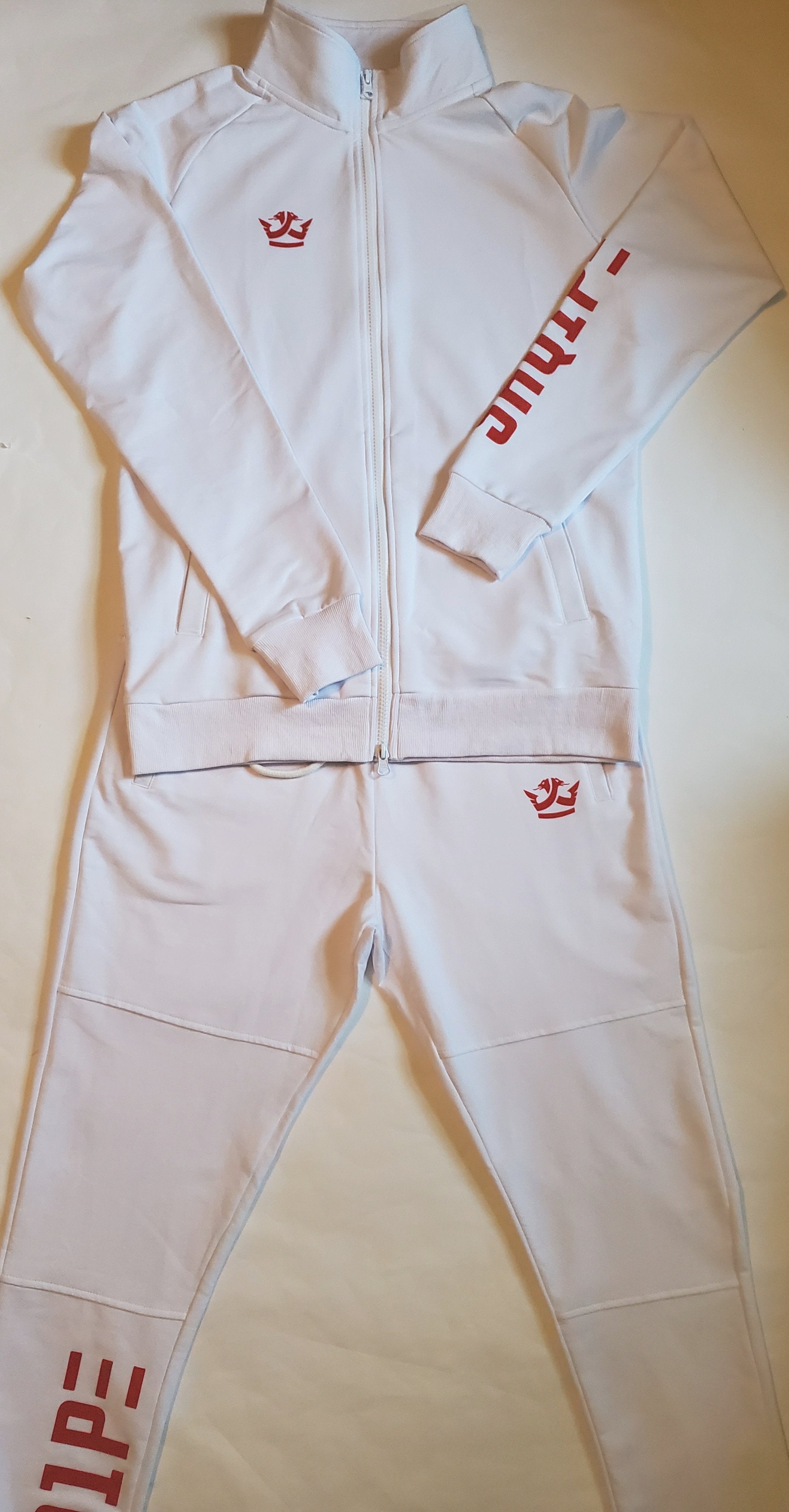 Streetwear-Trainingsanzug – Weiß (rotes Logo)
