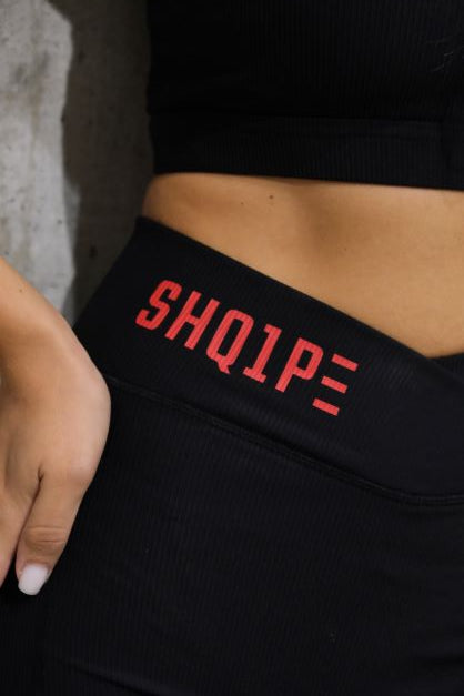 Shorts + Tanktop, schwarze Farbe/rotes Logo