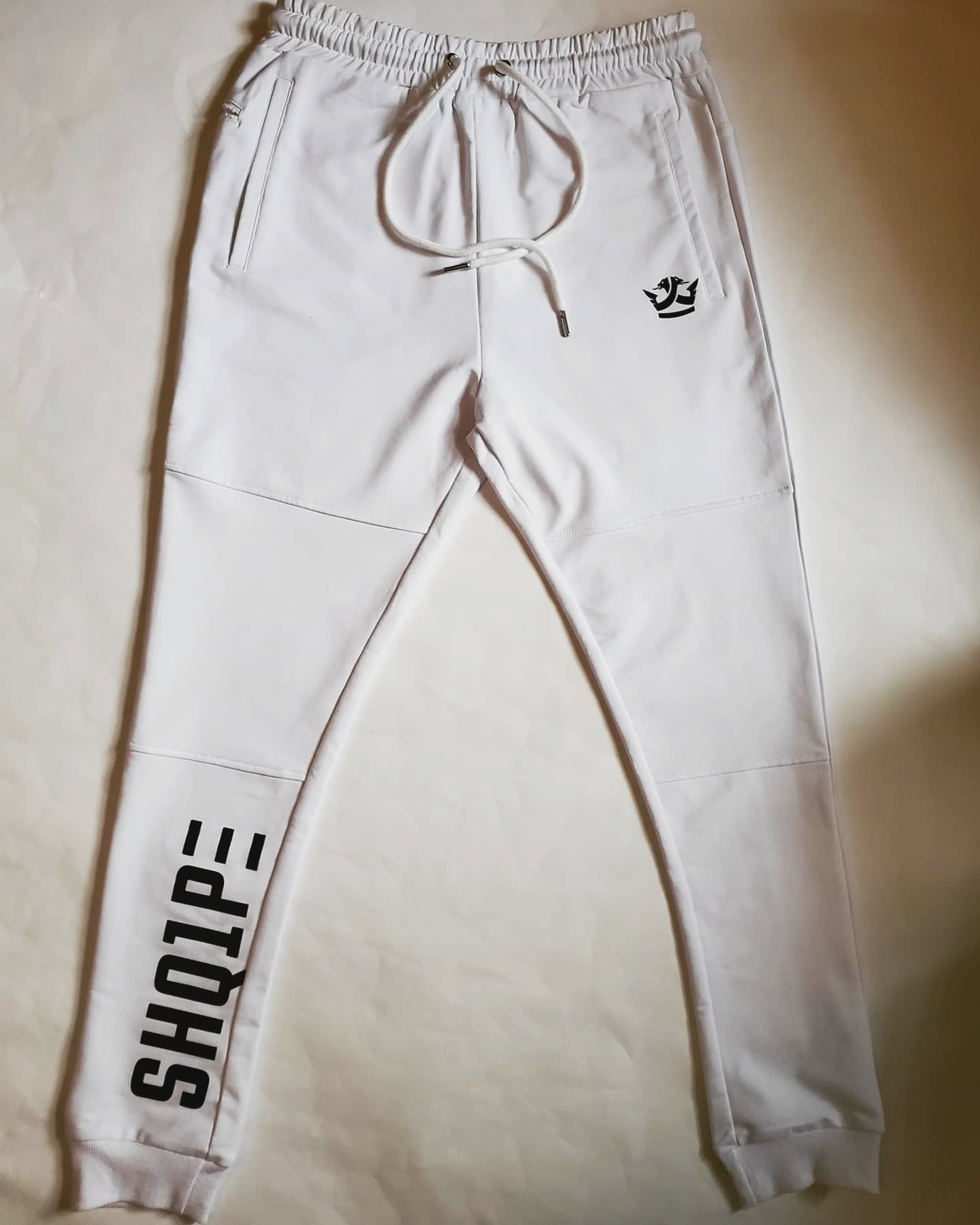 Streetwear-Trainingsanzug – Weiß (schwarzes Logo)
