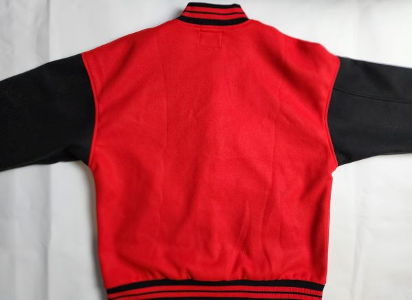 Zweifarbige College-Jacke in Rot und Schwarz